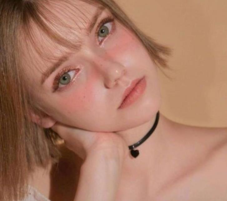 女人脸泛出红晕说明什么,中年女人见到男人害羞什么原因