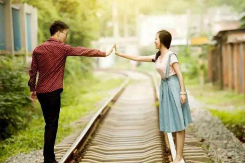 女人脸泛出红晕说明什么,中年女人见到男人害羞什么原因