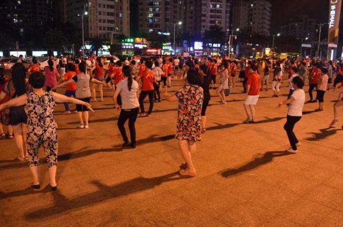 跳广场舞能减肥吗，跳广场舞的好处和坏处