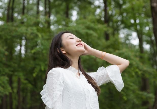 女生喜欢你10个暗示,女生喜欢男生最明显的表现