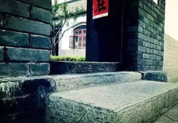 为什么进门不能踩门槛,女人进门踩门槛有什么讲究