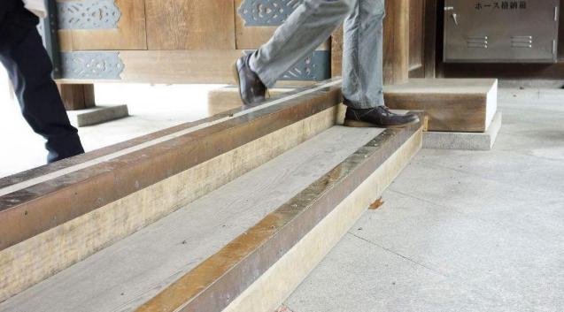 为什么进门不能踩门槛,女人进门踩门槛有什么讲究