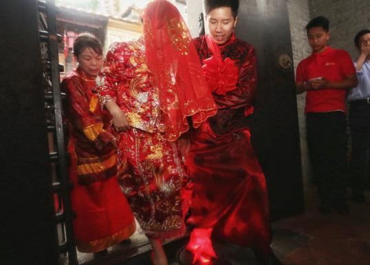 为什么进门不能踩门槛,女人进门踩门槛有什么讲究