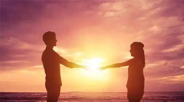 夫妻睡前肉麻话怎么说，夫妻之间怎么撩老公更爱你