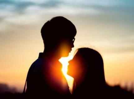 接吻时能摸男人头吗，接吻时男人眼睛睁开说明什么