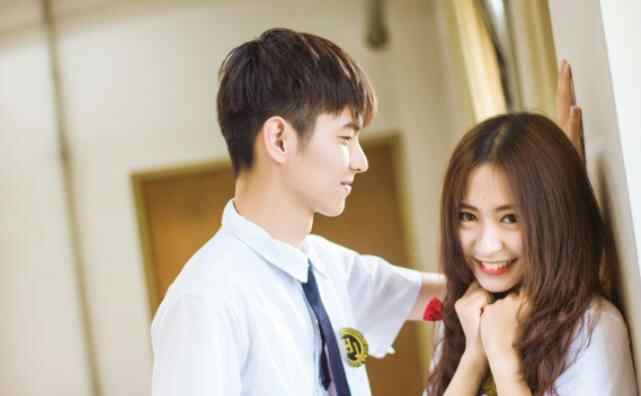 接吻时能摸男人头吗，接吻时男人眼睛睁开说明什么