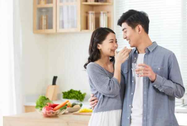 接吻时能摸男人头吗，接吻时男人眼睛睁开说明什么