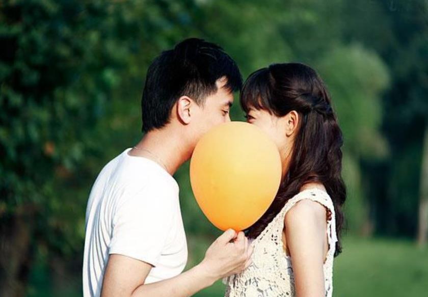 热恋期为什么老想接吻，热恋期是不是见面都想接吻