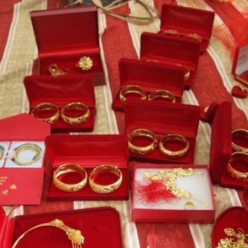 订婚宴上女方父母说些什么话，订婚男方家给女方家拿什么礼品