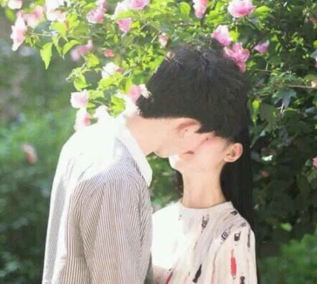 见面直接吻你的男人爱你吗,第一次见面男人就拥抱接吻正常吗