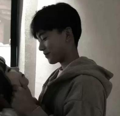 见面直接吻你的男人爱你吗,第一次见面男人就拥抱接吻正常吗