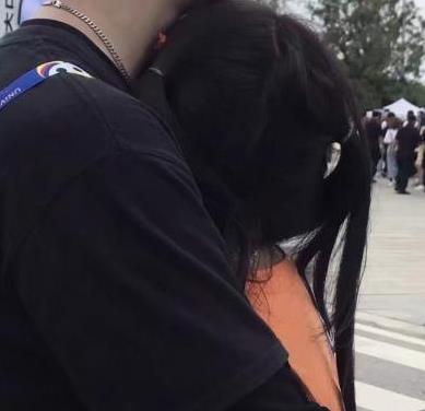 见面直接吻你的男人爱你吗,第一次见面男人就拥抱接吻正常吗