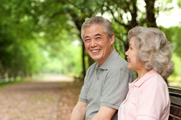 为什么夫妻老了都分床睡，人老了是分床睡还是在一起睡好