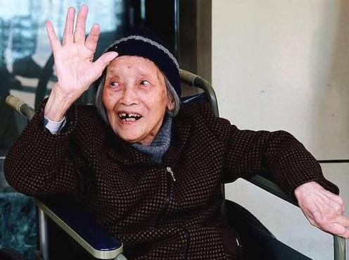 家有长寿老人真的好吗,老人太长寿并不是好事吗