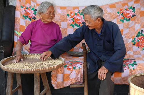 家有长寿老人真的好吗,老人太长寿并不是好事吗