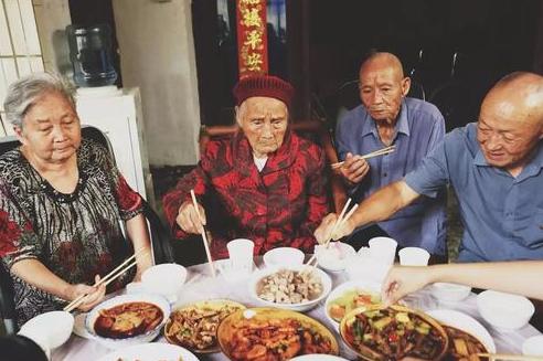 家有长寿老人真的好吗,老人太长寿并不是好事吗