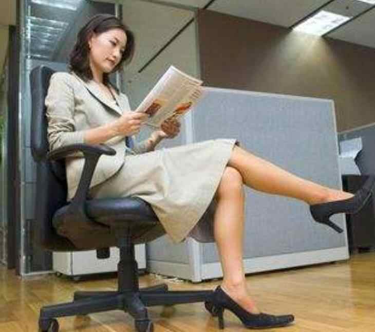 女人为什么不能分腿坐，女生大大咧咧的坐姿