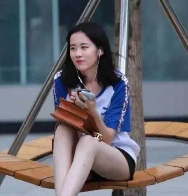 女人为什么不能分腿坐，女生大大咧咧的坐姿