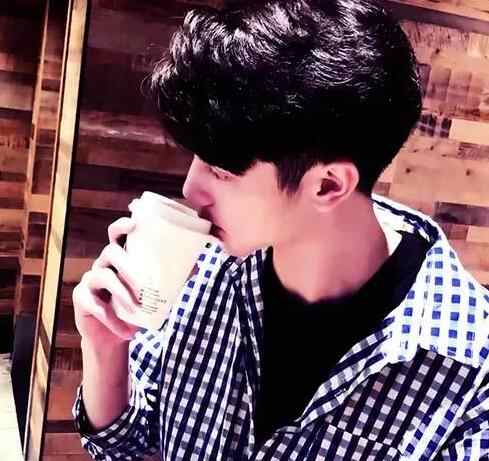 男人特别想你的7种表现，男人想你想得发疯都有哪些表现