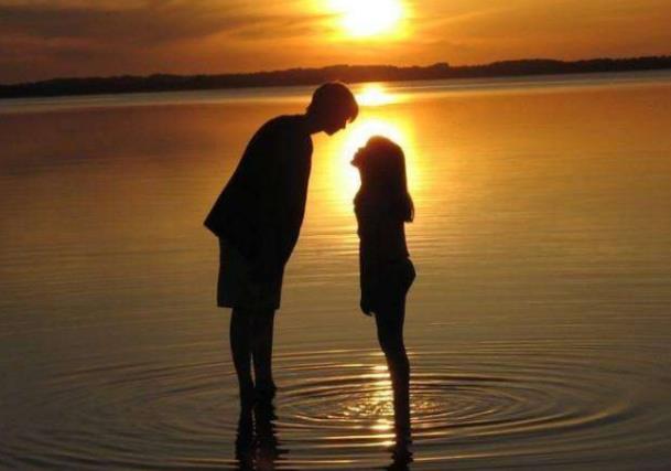 男女朋友在一起害羞的表现,为什么女生在一起久了会害羞