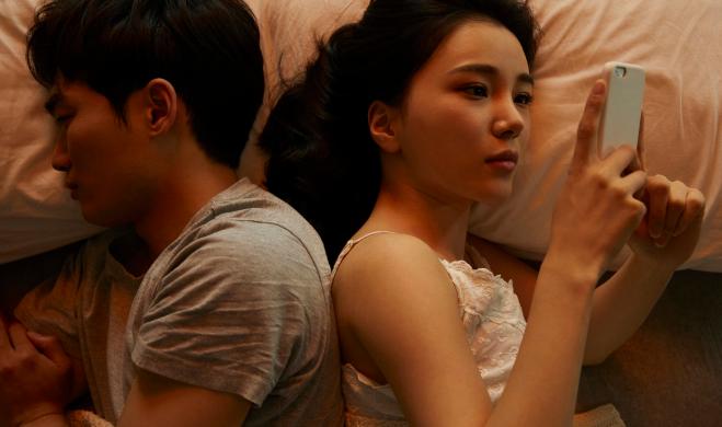 经常背对你睡的男人是什么心理