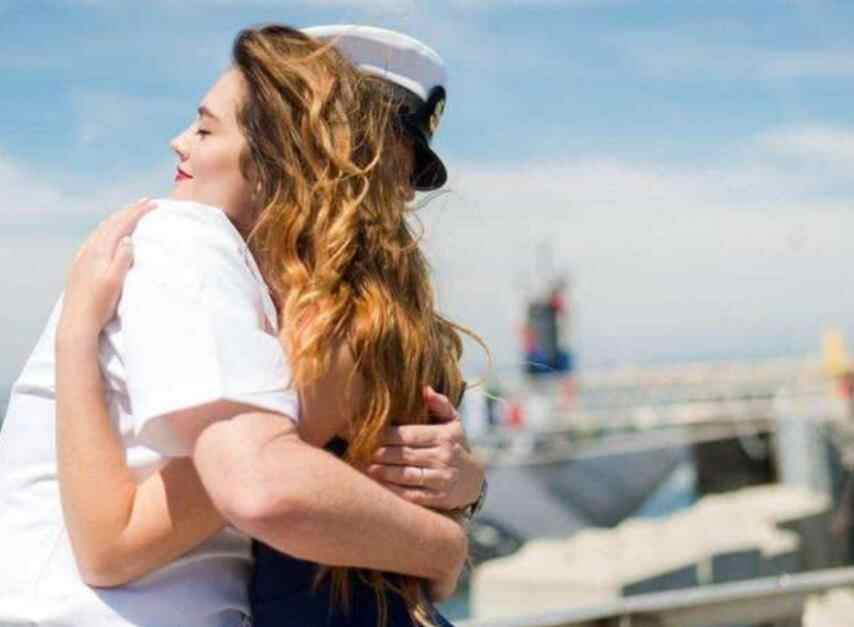 夫妻久别重逢最能暴露爱情深浅吗,男生接吻时抱紧对方是什么心理