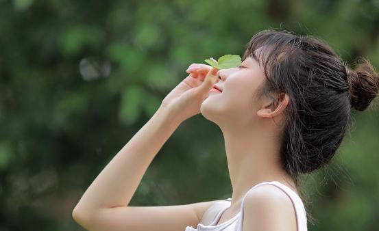 如何判断女人动心了，从哪些细节判断中年女人对你动心了