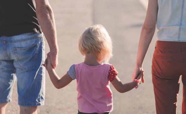 夫妻离婚怎么减少对孩子的伤害，孩子几岁离婚伤害最低