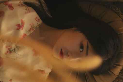 女生答应你追她的表现，女人说反话故意气你是爱你吗