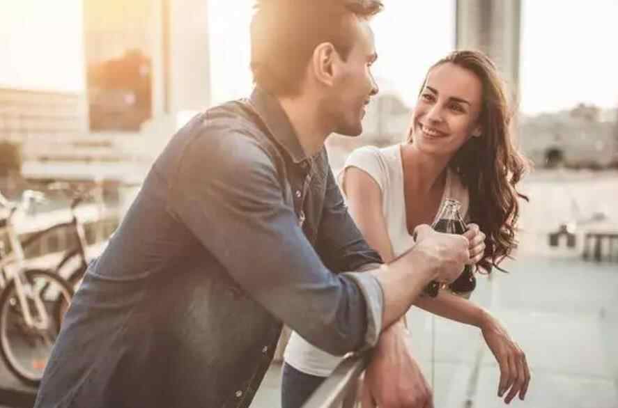 为什么嘻嘻哈哈的女生不好追，女生表面上嘻嘻哈哈内心孤独