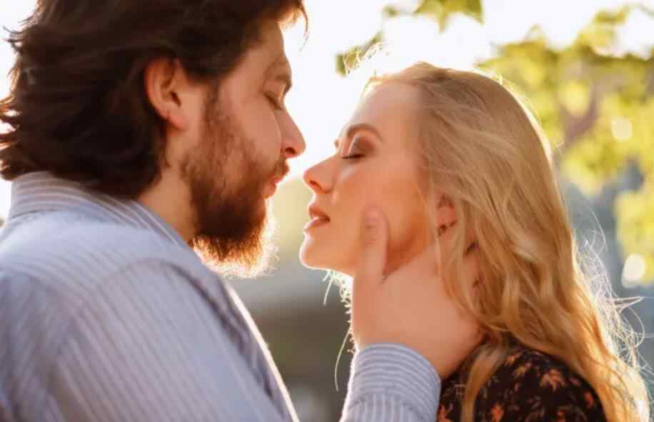 接吻时男生的真实想法,男生接吻时深呼吸说明什么