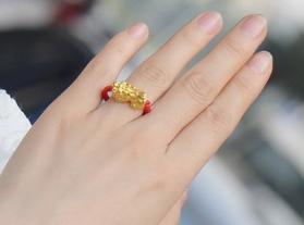 女人长期戴金子的好处，女人金戒指戴左手还是右手