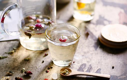 男人不上进这样的婚姻还要继续吗，男人不上进的六大特征