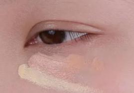 怎么遮黑眼圈和泪沟，遮盖黑眼圈和泪沟的方法