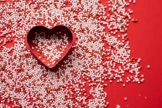 女人揪男人耳朵啥意思,男生看见女生耳朵红是为什么