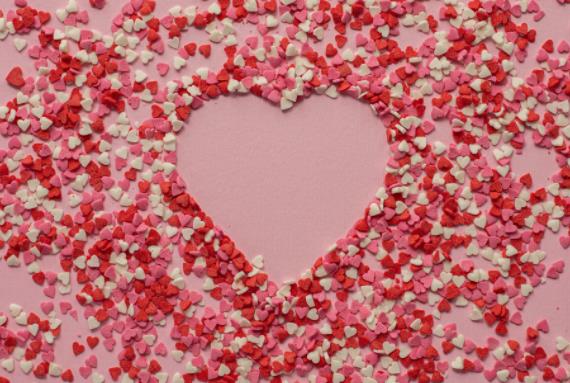 女人揪男人耳朵啥意思,男生看见女生耳朵红是为什么