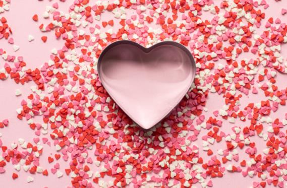 女人揪男人耳朵啥意思,男生看见女生耳朵红是为什么