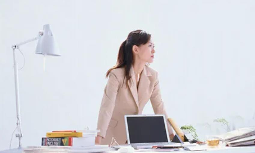 一个不简单的女人表现，一看不简单的女人是什么女人