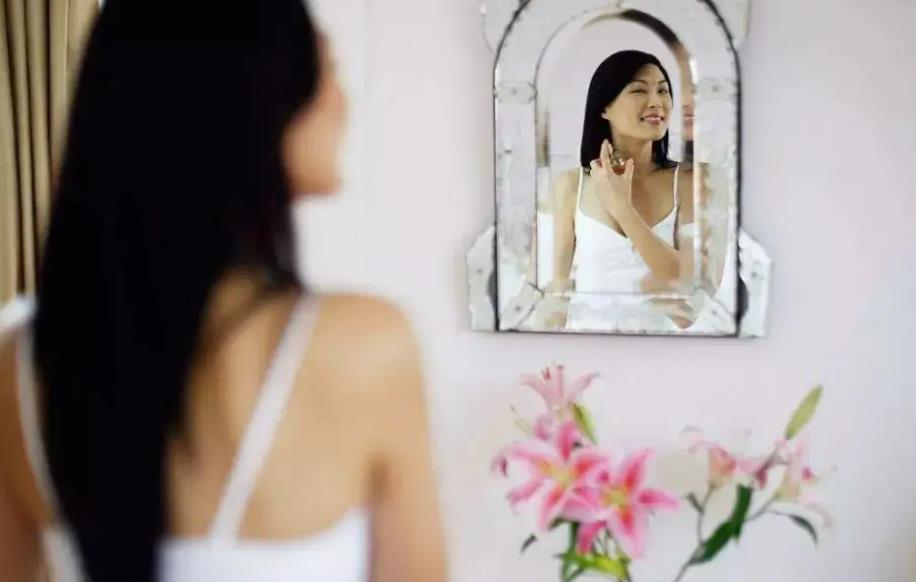 一个不简单的女人表现，一看不简单的女人是什么女人