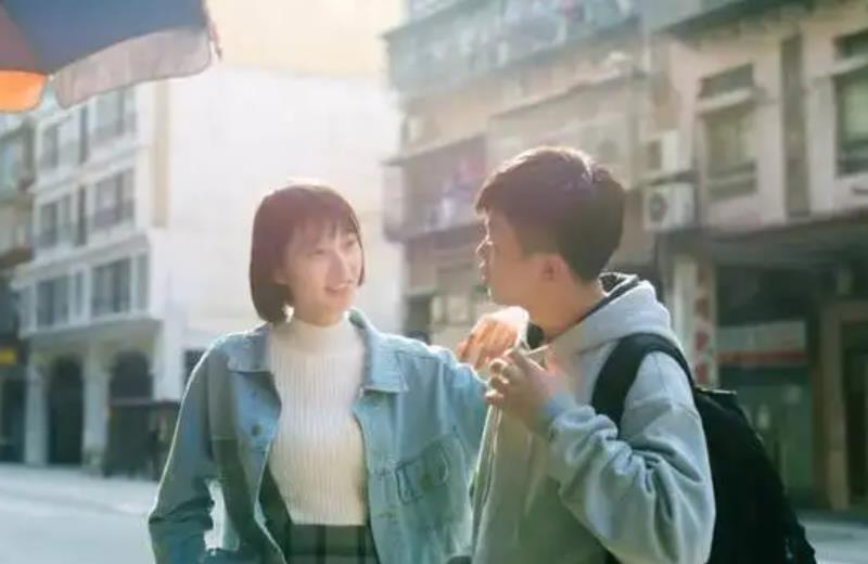 男女对视后男人的心理，男女对视很久男生心里在想什么
