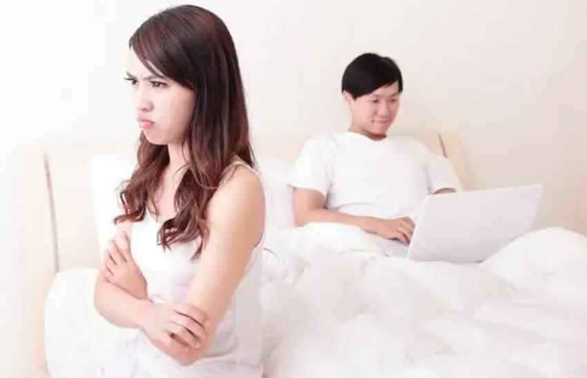 男人被你吸引到的表现,男人故意吸引你注意的表现