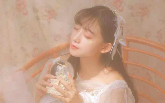 女人表达爱意肢体语言，女性十三种肢体语言