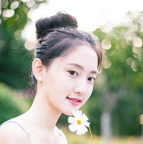 有主见的女孩子怎么追，两个男人追一个女孩子该怎么做