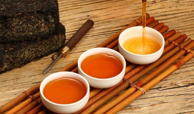 黑茶和红茶哪个更养生，红茶黑茶哪个适合女性