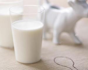 六种老人不宜喝牛奶，中老年人在什么时段喝牛奶为最佳