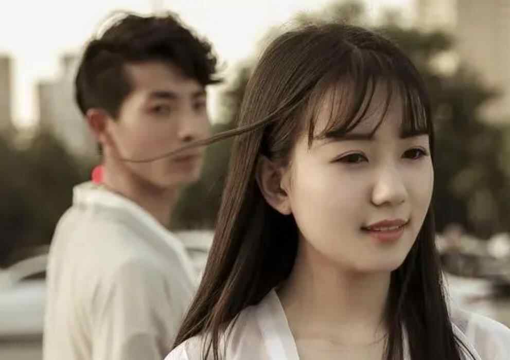 男人特意回头看你一眼，男人特意回头看你一眼说明什么