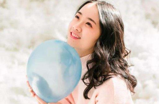 女人逗男人笑说明什么，碰到你就笑的女人代表什么