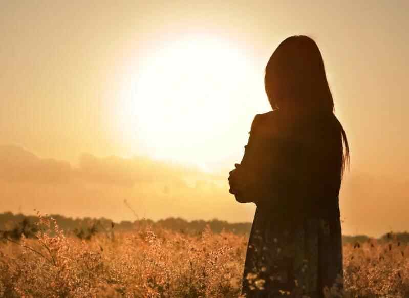 女生陪你聊天到深夜是什么情况,女孩每天找你聊天什么意思