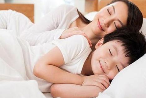 孩子满月姥姥准备什么，男孩最晚多大与母亲分床睡