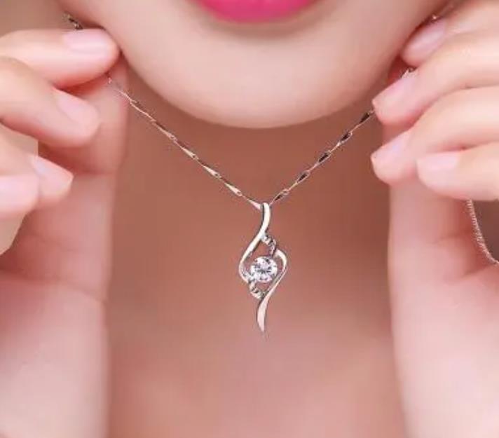 为什么见过世面的女人不戴黄金翡翠，50岁佩戴什么首饰讲究贵气
